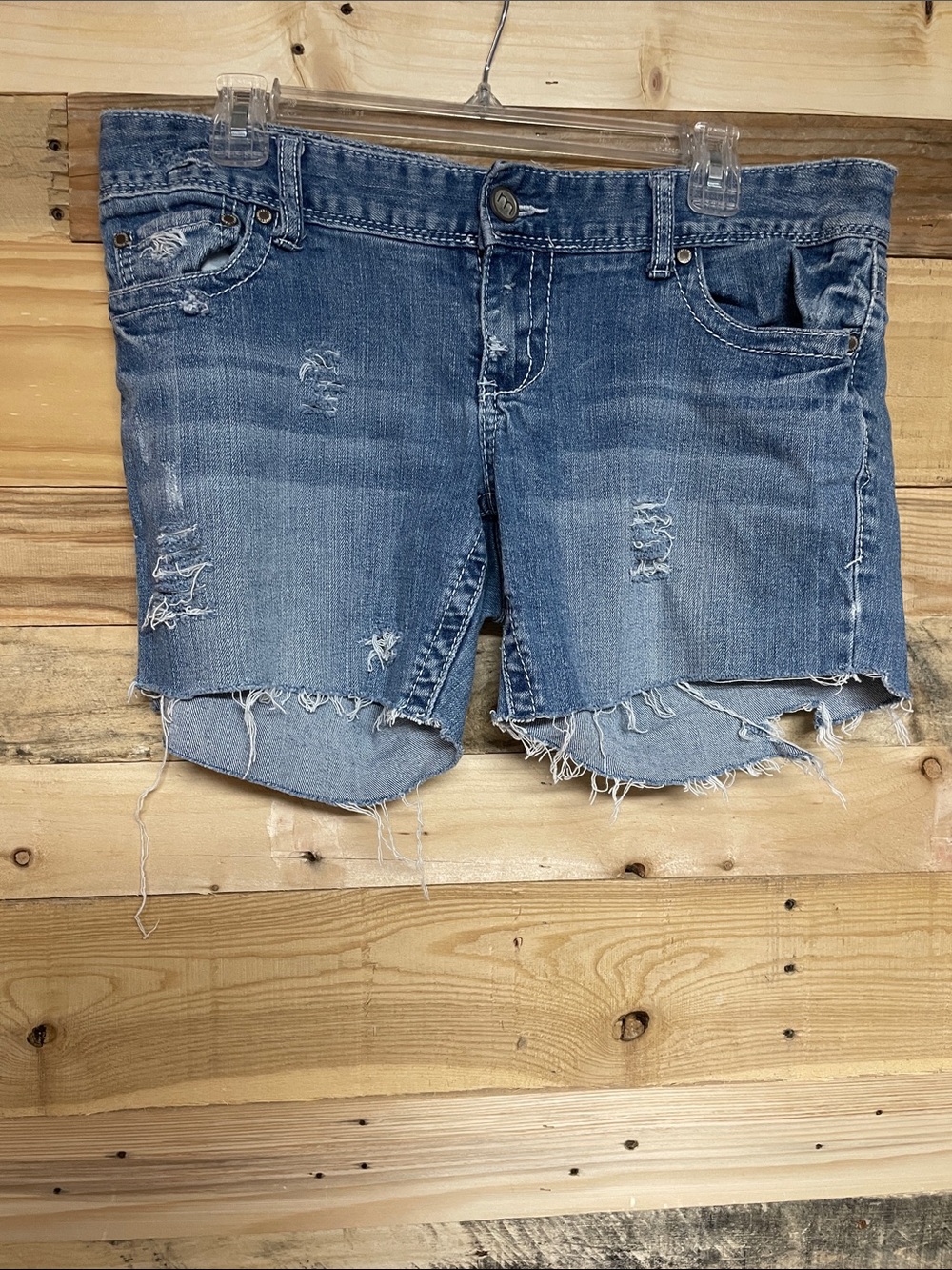 Maurice’s size 9/10 Stretchy Distressed Low-rise Medium Wash 6” Denim Shorts